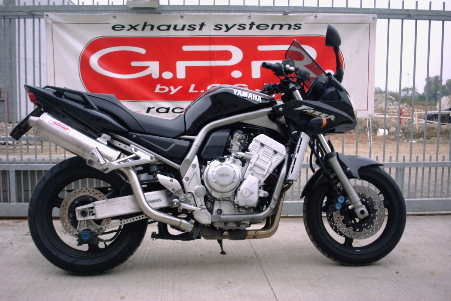 Egzoz ile uyumlu Yamaha Fzs 1000 Fazer 2001-2005, Trioval, Egzoz yasal, onaylı, çıkarılabilir db killer ve bağlantı borulu susturucu 