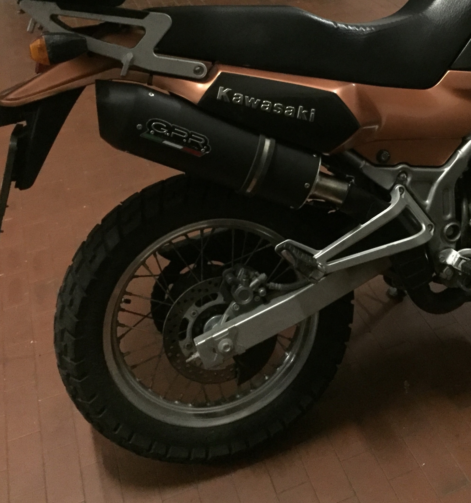 Egzoz ile uyumlu Kawasaki Kle 500 1991-2007, Furore Nero, Egzoz yasal, onaylı, çıkarılabilir db killer ve bağlantı borulu susturucu 