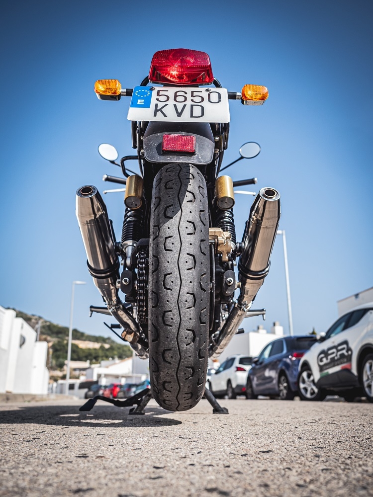 Egzoz ile uyumlu Royal Enfield Continental 650 2021-2024, Deeptone Inox, Homologe sistem, orijinal katalizör ortadan kalkacak Double Susturucu ve özel bağlantı borusu 
