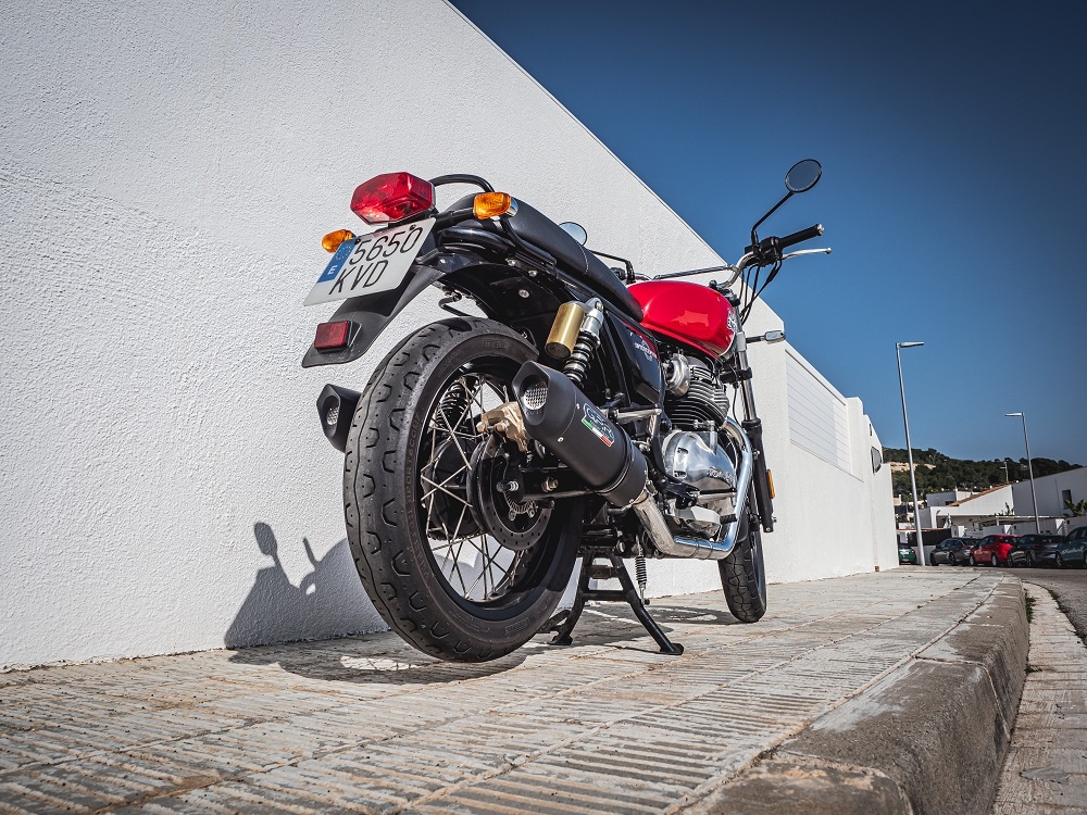 Egzoz ile uyumlu Royal Enfield Interceptor 650 2021-2025, Furore Evo4 Nero, Homologe sistem, orijinal katalizör ortadan kalkacak Double Susturucu ve özel bağlantı borusu 