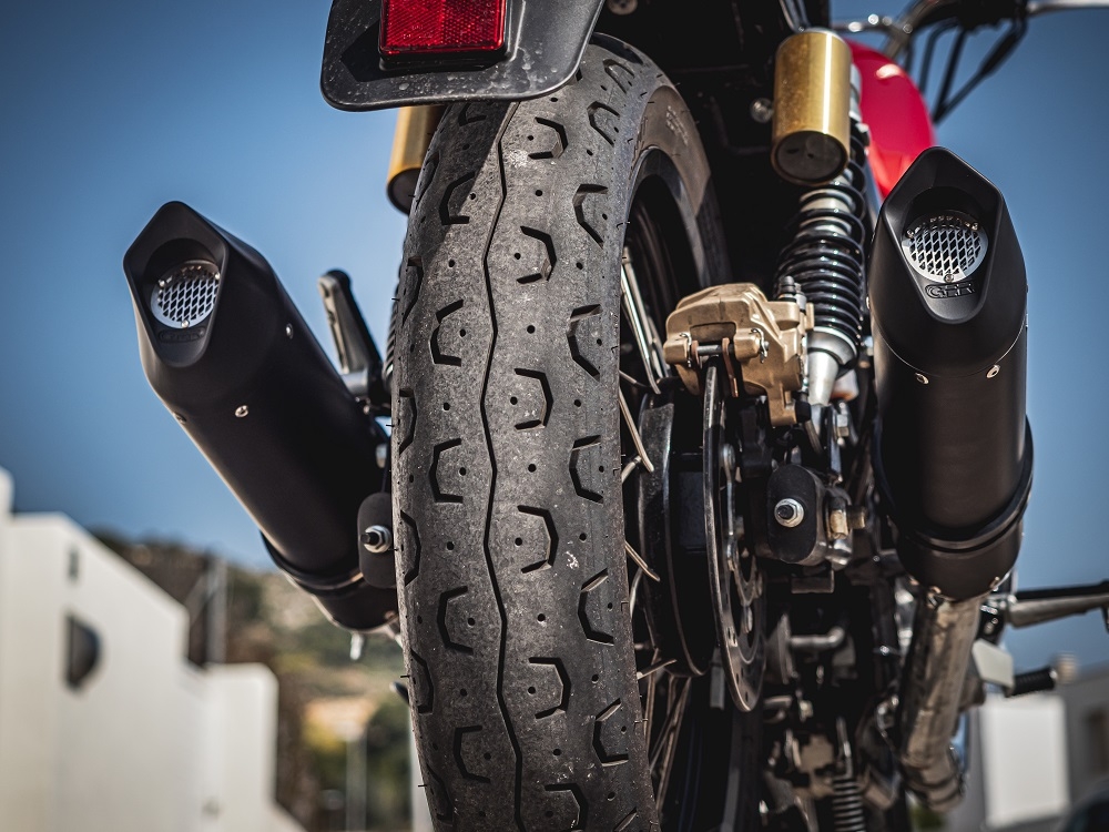 Egzoz ile uyumlu Royal Enfield Interceptor 650 2021-2025, Furore Evo4 Nero, Homologe sistem, orijinal katalizör ortadan kalkacak Double Susturucu ve özel bağlantı borusu 