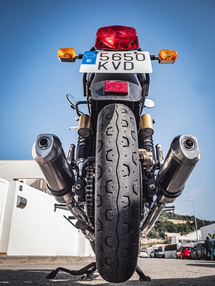 Egzoz ile uyumlu Royal Enfield Continental 650 2019-2020, Satinox, Yalnızca gürültü için onaylanan sistem, AB dışındaki pazarlar için geçerlidir Double Susturucu ve özel bağlantı borusu 
