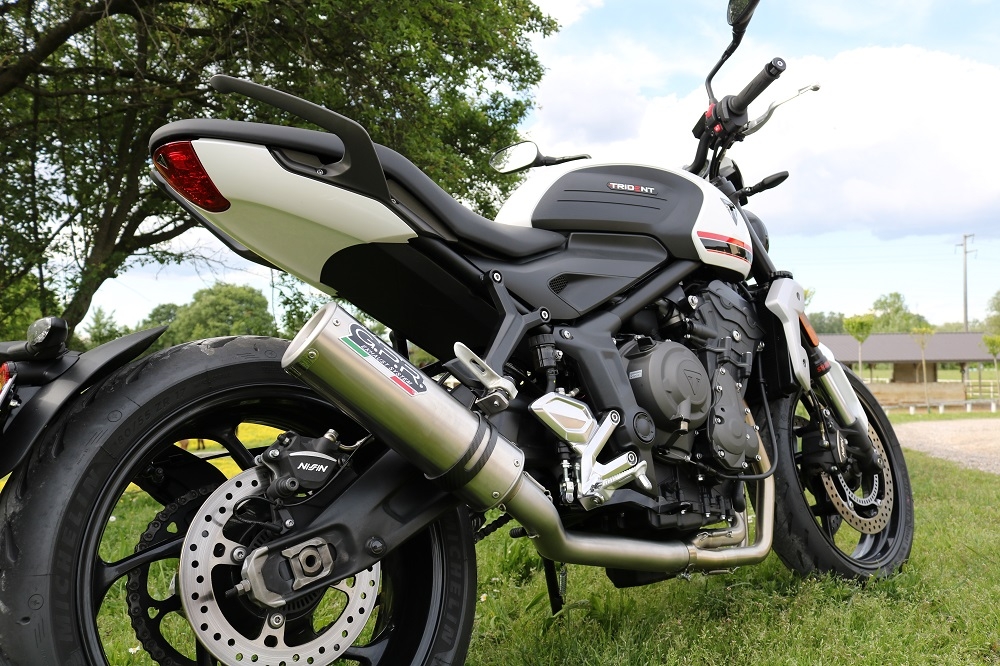 Egzoz ile uyumlu Triumph Trident 660 2021-2024, M3 Titanium Natural, Katalizörlü homologe sistem Tam hat, susturucu artı toplayıcı 
