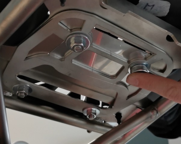 Top case GPR TECH compatible with  Aprilia Tuareg 660 2021/2024 e5 GPR TECH Top case in aluminum, black color with specific plate included Capacity 35 LT.