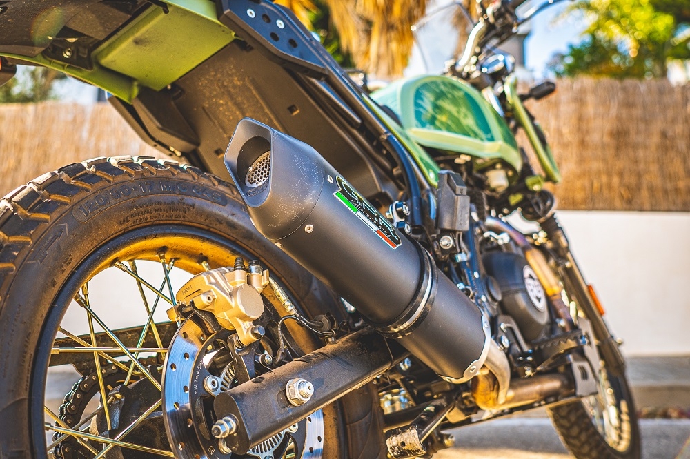 Egzoz ile uyumlu Royal Enfield Himalayan 410 2021-2024, Furore Nero, Homologe sistem, orijinal katalizör ortadan kalkacak Susturucu ve özel bağlantı borusu 