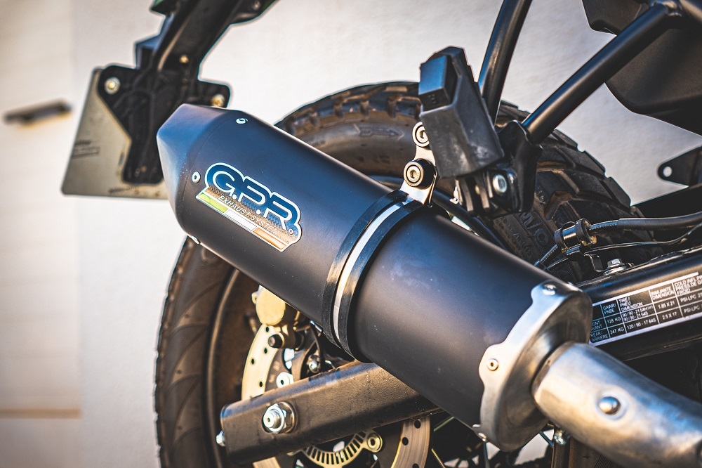 Egzoz ile uyumlu Royal Enfield Himalayan 410 2021-2024, Furore Nero, Homologe sistem, orijinal katalizör ortadan kalkacak Susturucu ve özel bağlantı borusu 