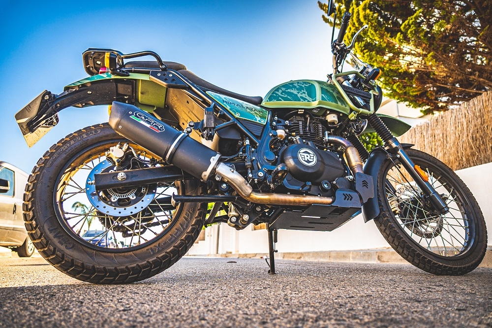 Egzoz ile uyumlu Royal Enfield Scram 411 2022-2024, Furore Nero, Yarış Sistemi Susturucu ve özel bağlantı borusu 
