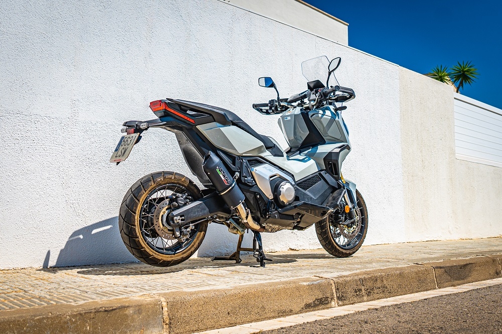 Egzoz ile uyumlu Honda X-Adv 750 2021-2024, Furore Evo4 Nero, Egzoz yasal, onaylı, çıkarılabilir db killer ve bağlantı borulu susturucu 